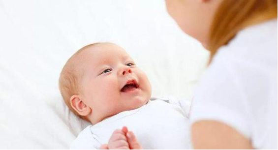 宝宝几个月就能区辨大小声和高低频率，对人的声音较有兴趣